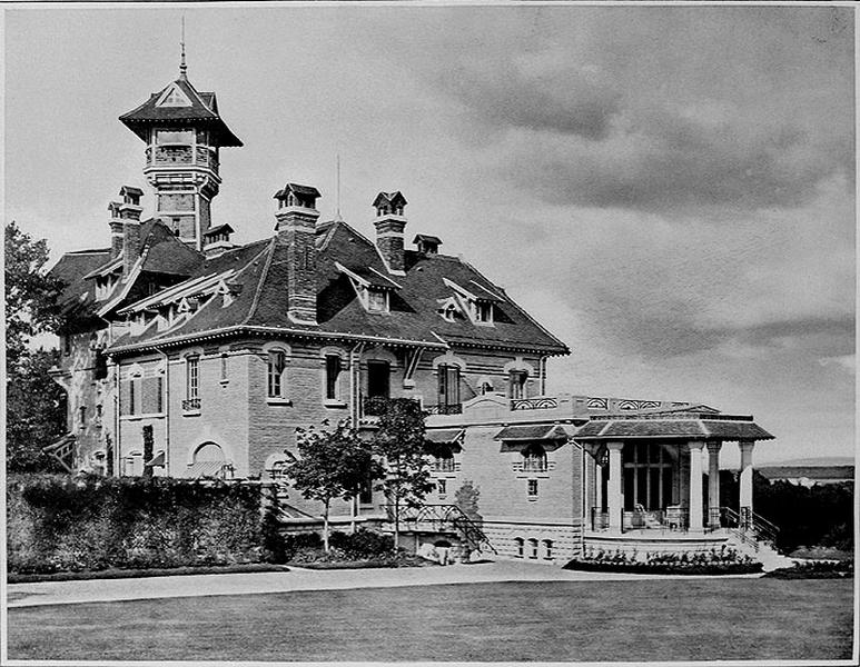 façade arrière avec la treille cachant la cour des cuisines
