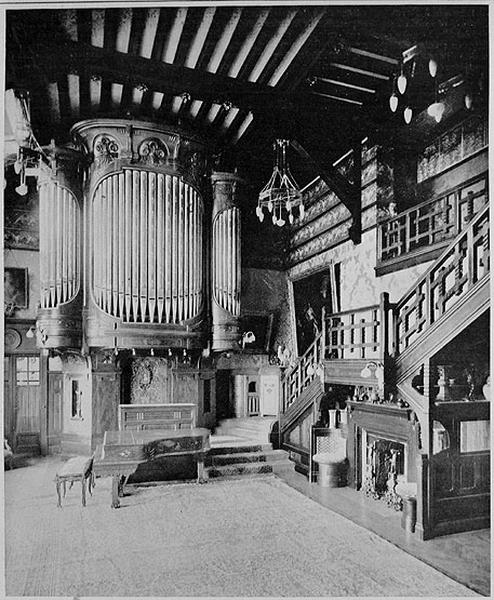 vue intérieure : l'orgue qui se trouvait dans le grand hall. Le plafond à poutres subsiste encore dans un appartement