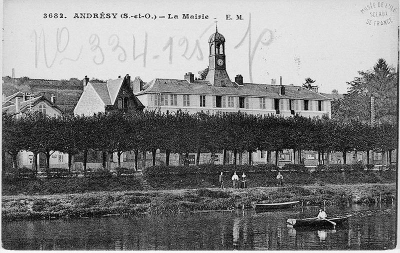 ancienne mairie, actuellement groupe scolaire Saint-Exupéry vu depuis la Seine