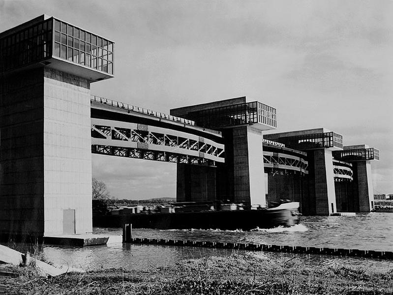 Barrage mobile à vannes levantes et écluses