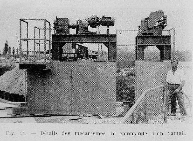 construction du barrage : détail des mécanismes de commande d'un vantail