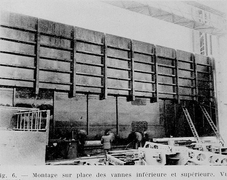 construction du barrage : montage sur place des vannes inférieure et supérieure
