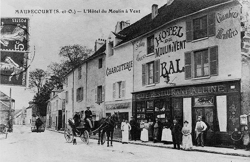 Vue générale de la rue du Maréchal-Leclerc. Au premier plan l'hôtel du Moulin à vent