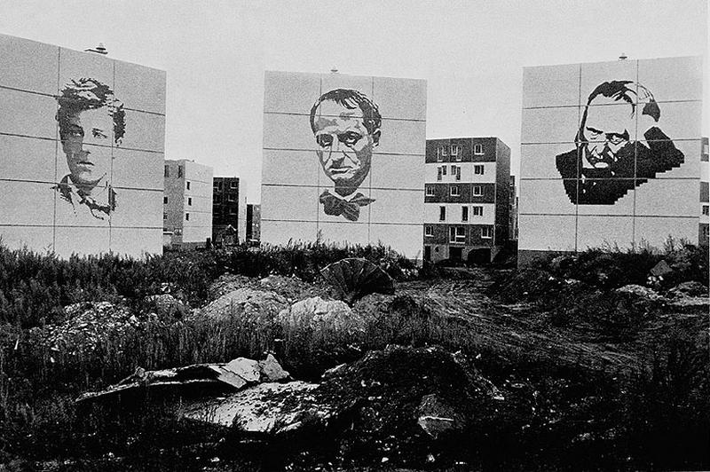 Vue des façades ornées des portraits de Rimbaud, Baudelaire et V. Hugo
