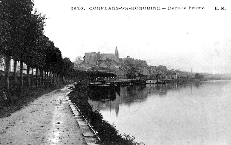 Vue de la ville depuis l'ancien chemin de halage.