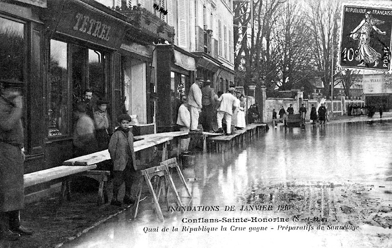 Le quai de la République pendant les inondations de 1910.