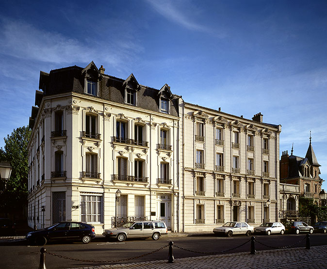 Vue d'ensemble des immeubles construits par Théophile Bourgeois aux 13 et 15, rue de l'Eglise.