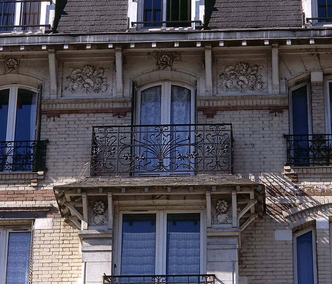 Détail du balcon placé au-dessus de la travée centrale.