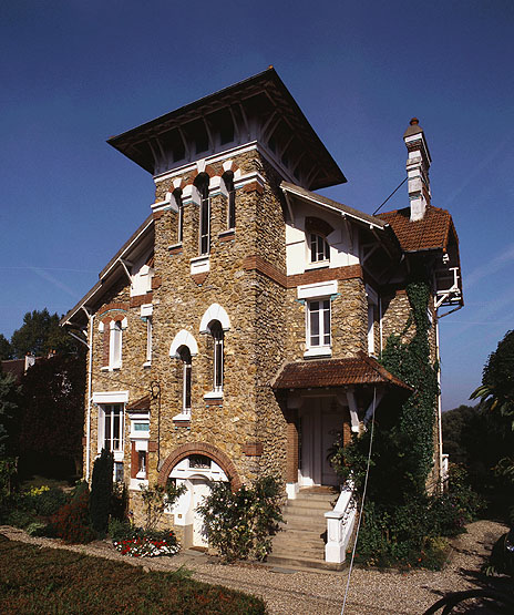 Vue de la façade antérieure.