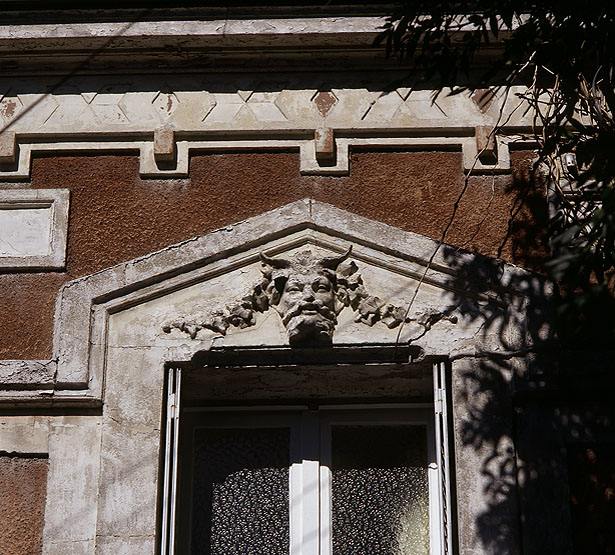 Détail du mascaron ornant le linteau de l'une des baies au premier étage au numéro 8bis.