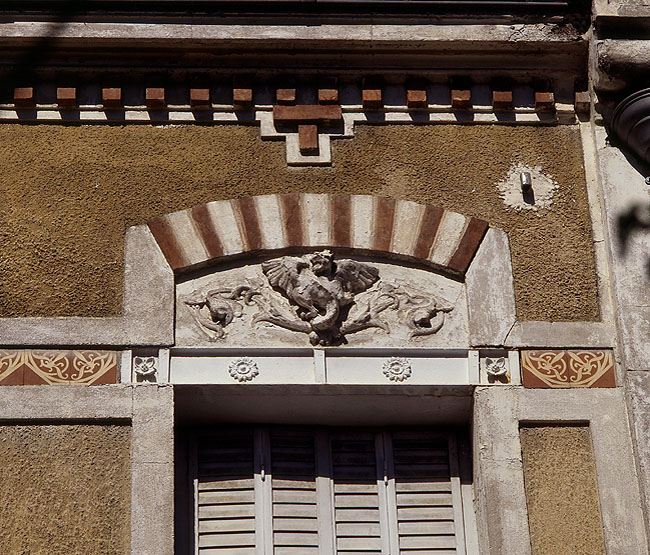 Détail d'un animal chimérique ornant le linteau d'une baie de la maison située au numéro 10 de l'avenue.