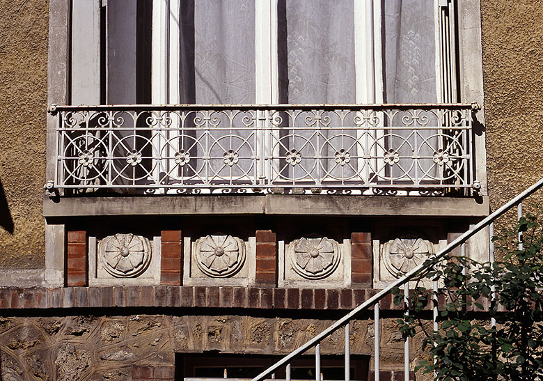 Détail de l'une des baies du rez-de-chaussée de la maison située au numéro 10 de l'avenue.