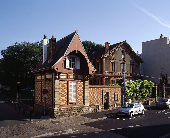 Vue d'ensemble de la maison avec les communs.