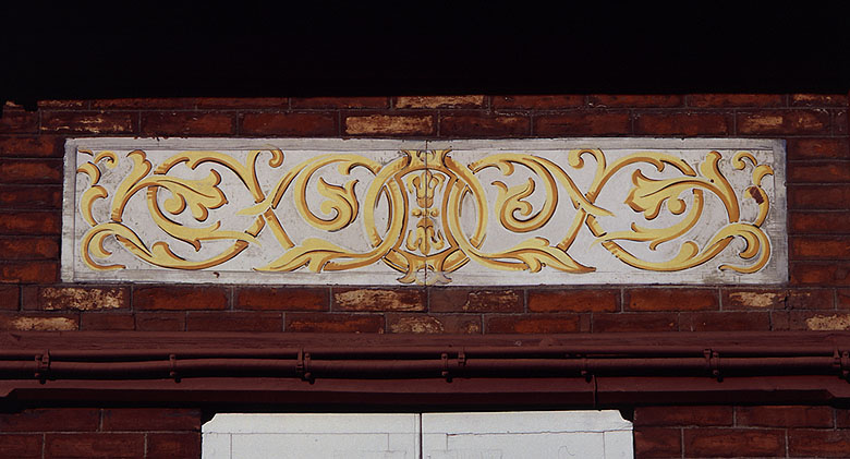 Détail du décor en frise porté sur les communs.