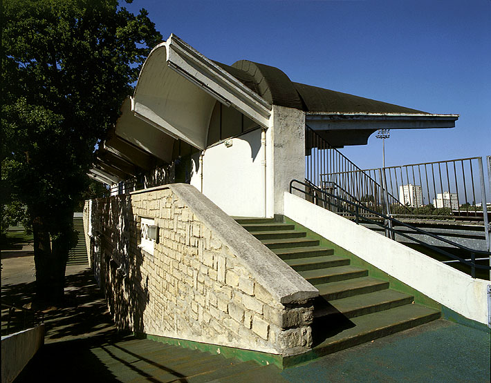 Vue latérale de la tribune.