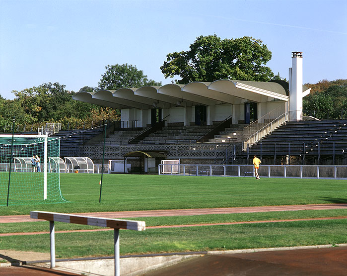 Vue d'ensemble de la tribune depuis la piste.