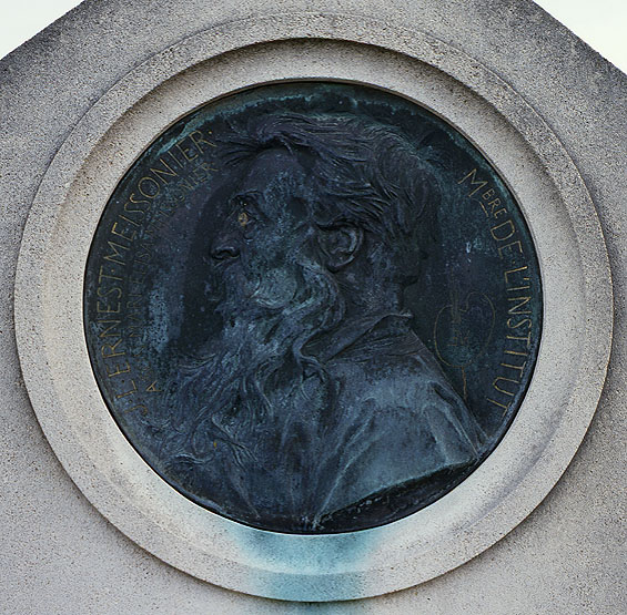Détail du médaillon figurant le portrait d'Ernest Meissonier de profil, oeuvre du sculpteur C. Chaplain en 1891.