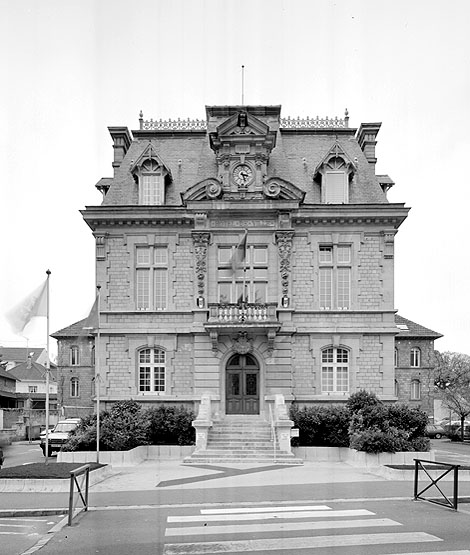 Façade principale de la mairie.