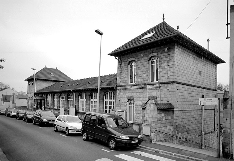 Vue arrière de l'école des filles donnant rue Arnoult-Crapotte. Les pavillons latéraux abritaient les logements des institutrices.