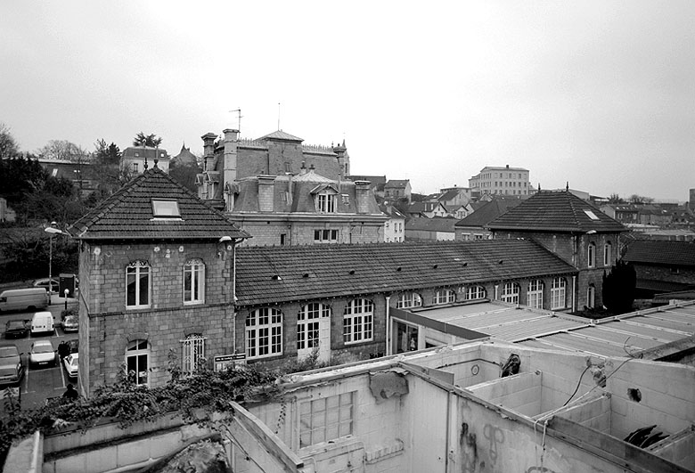 Vue arrière de l'école des garçons. Les bâtiments sont actuellement occupés par la mairie qui a rajouté en 1971 des bâtiments préfabriqués.