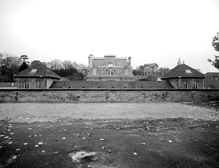 Vue des toits de l'école des garçons et de la mairie prise depuis la cour de l'école des filles.