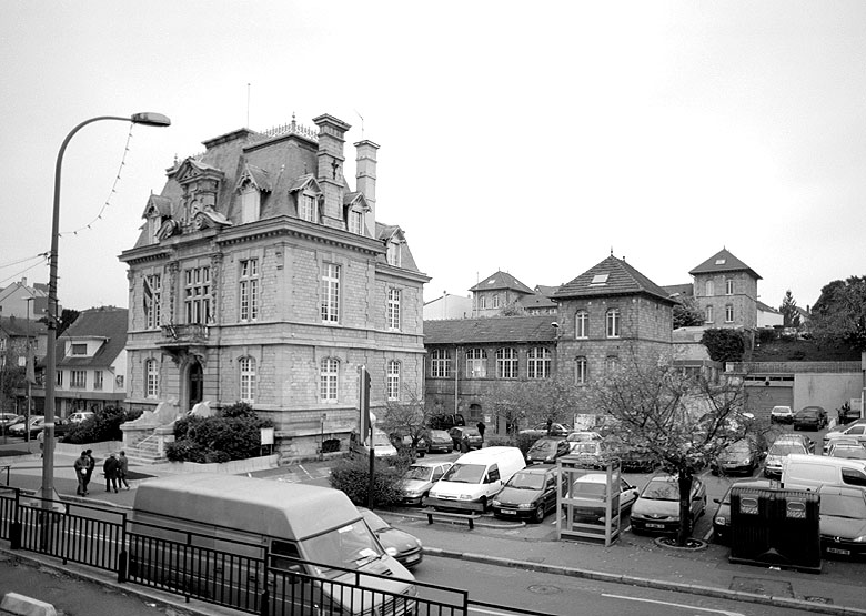 Vue d'ensemble. Au premier plan la mairie, au second l'école des garçons, au troisième l'école des filles. Les bâtiments sont étagés en fonction de la déclivité du terrain.