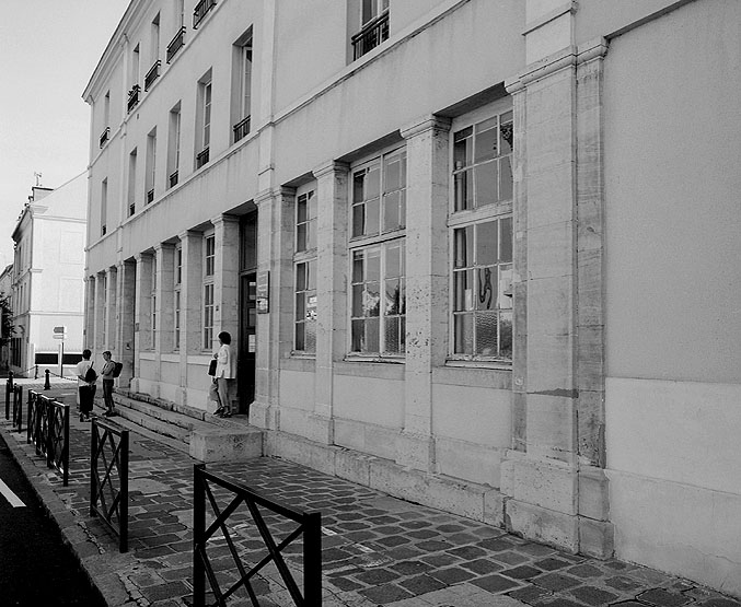 Vue extérieure du rez-de-chaussée du bâtiment.