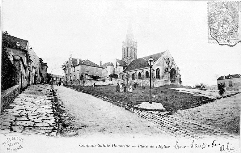 Vue d'ensemble de la place de l'église.