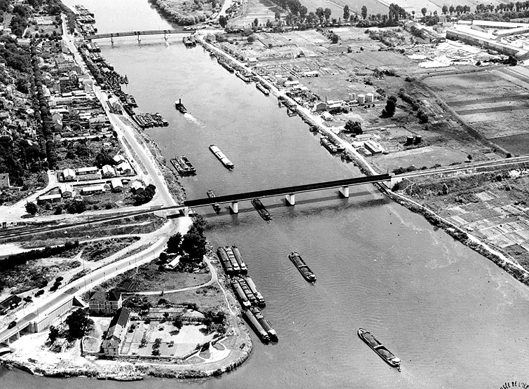 Vue aérienne de la Seine et de ses ponts.