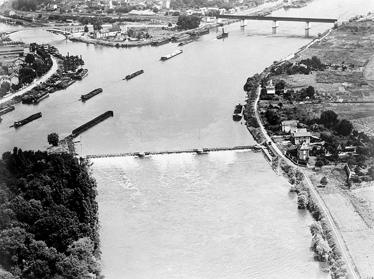 Vue aérienne du confluent de la Seine et de l'Oise. Au premier plan le barrage d'Andrésy.