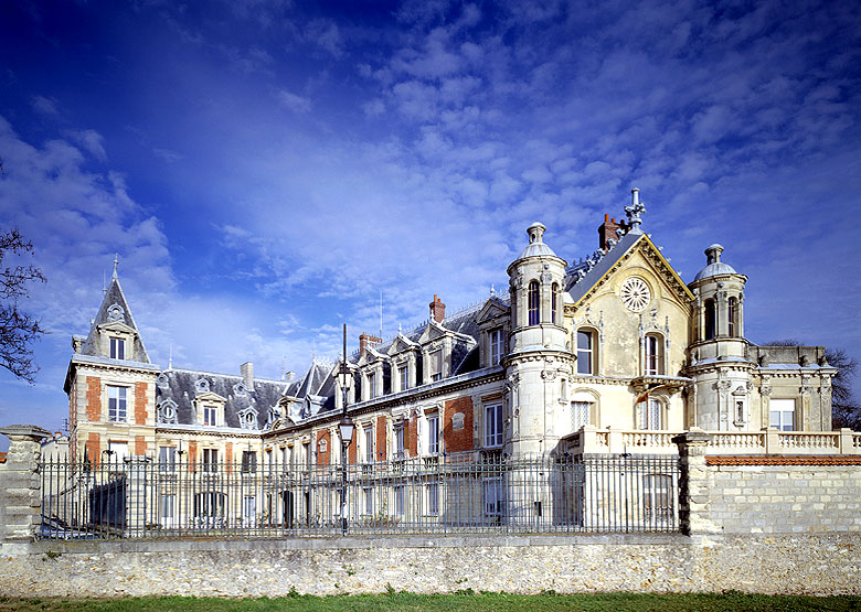 Vue d'ensemble de la façade principale.