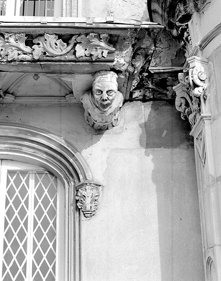 Détail de la façade néo-gothique: console soutenant le balcon.