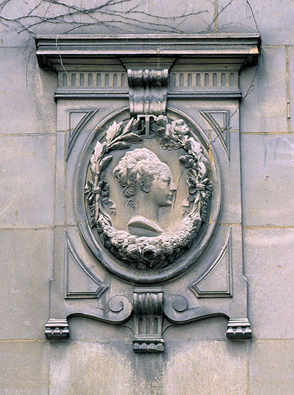 Détail de la façade sur jardin : médaillon sculpté représentant Emma Gévelot.