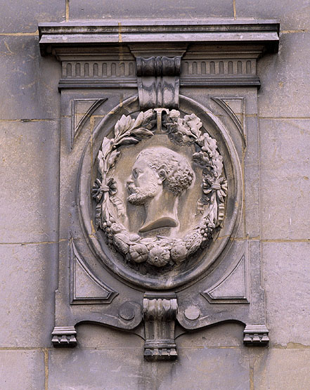 Détail de la façade sur jardin : médaillon sculpté représentant Jules Gévelot.