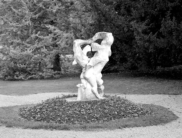 Vue d'ensemble d'une statue offerte par son auteur Raoul Raba, le Baiser.