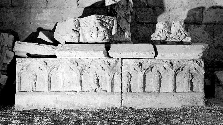 Vue des vestiges du tombeau qui se trouvent dans le cellier de l'ancien prieuré.