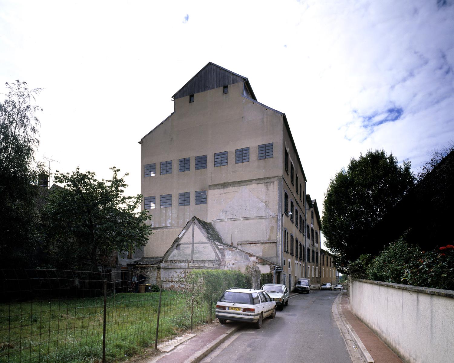 Vue du pignon du bâtiment principal depuis la rue des Fossés
