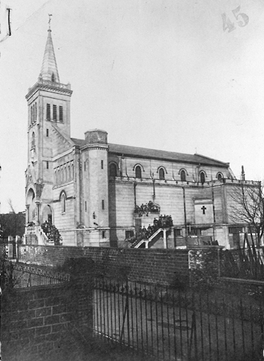 La façade latérale de l'église.