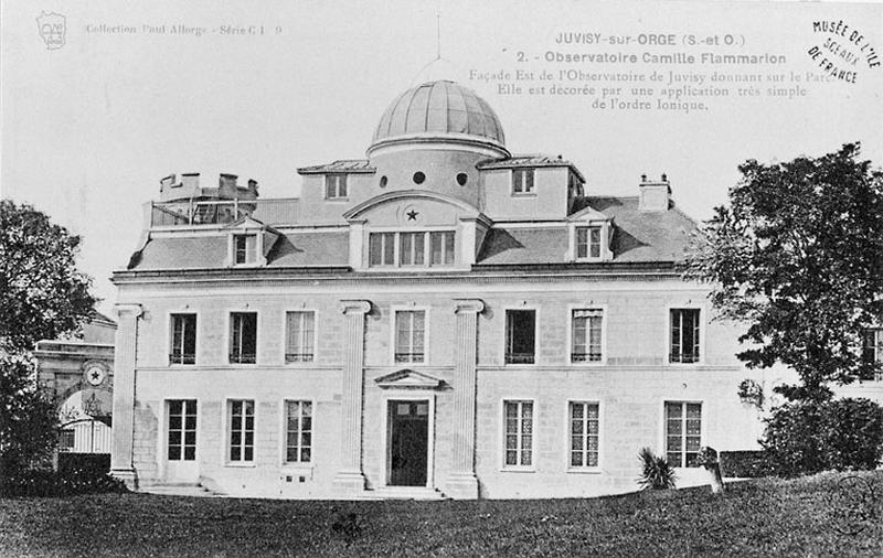 Façade sur la cour intérieure de l'observatoire Camille-Flammarion.