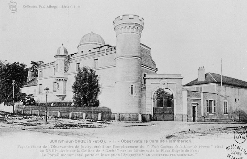 Ensemble des façades de l'observatoire Camille-Flammarion vues de la route nationale 7.