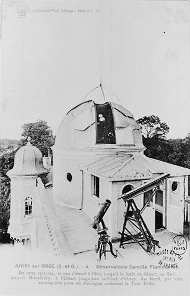 Vue de la coupole de l'observatoire ouverte avec des instruments disposés sur le toit-terrasse.