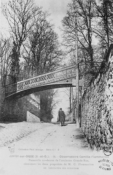 La passerelle métallique du parc de l'observatoire.