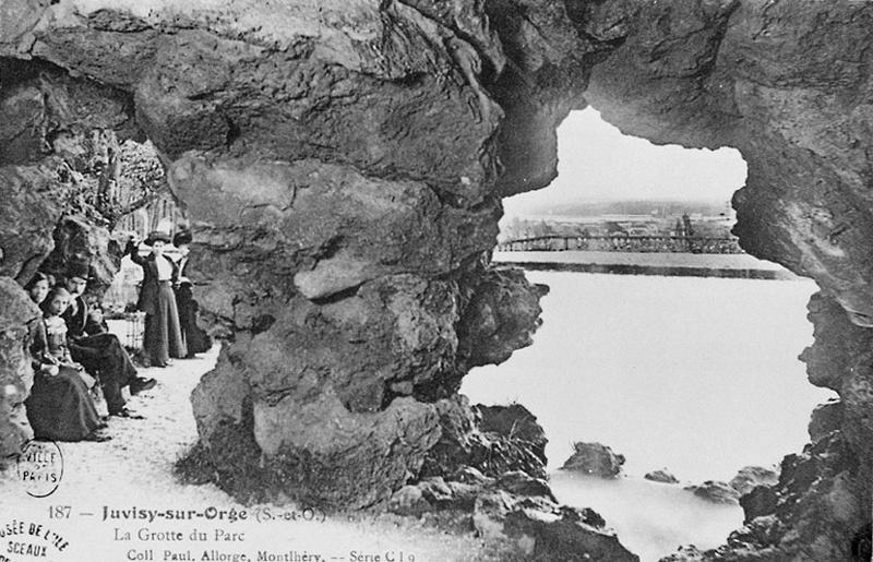 La 'grotte' du parc vue de l'intérieur.