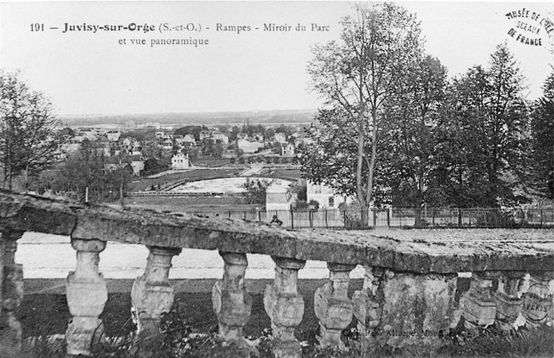 La rampe menant à la terrasse, le miroir d'eau et la vue panoramique vers les bords de Seine.