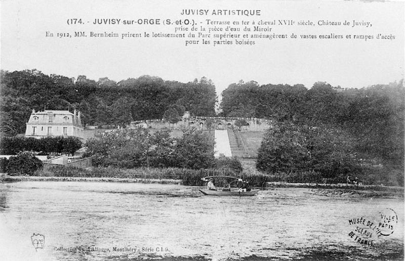 Les terrasses du parc avec, au premier plan, le miroir d'eau.