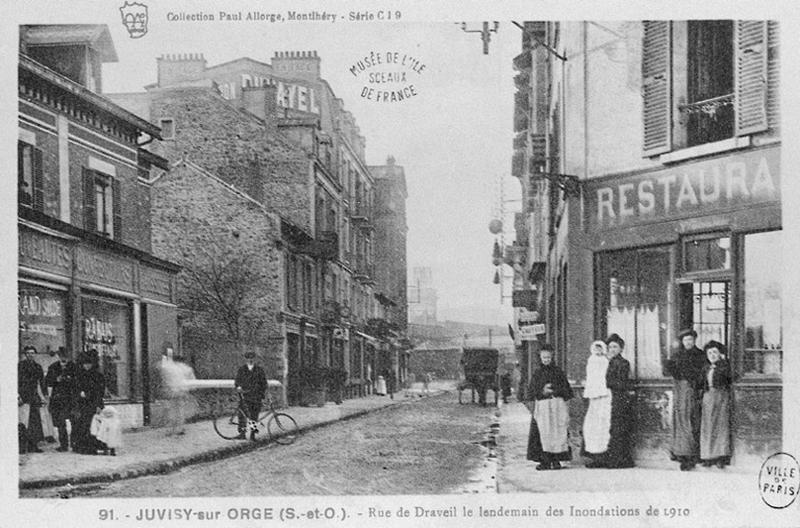 La rue de Draveil depuis la gare en direction de la Seine, avec le pont dans le fond.