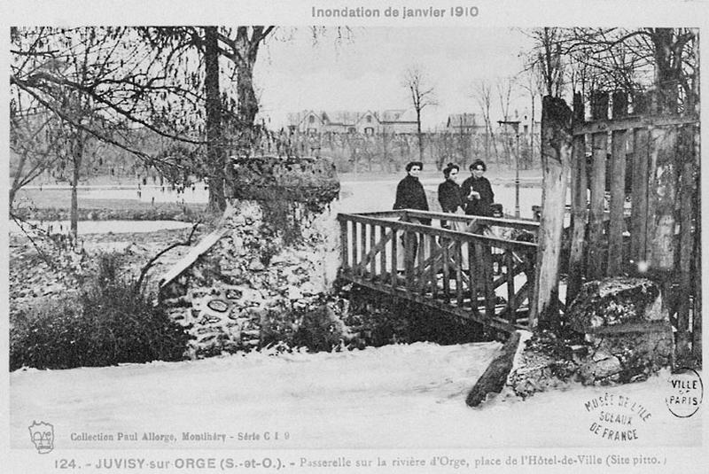 La passerelle de l'Orge près de l'hôtel de ville, inondations de 1910.