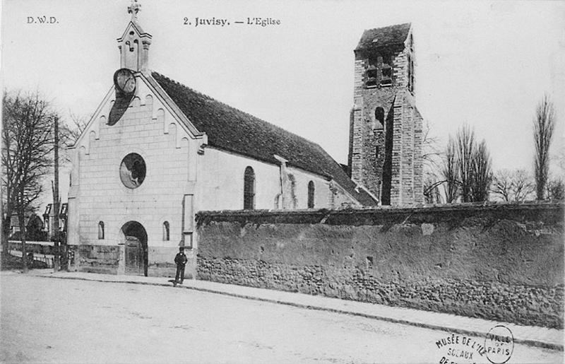 Vue de la façade de l'église prise dcepuis la rue.