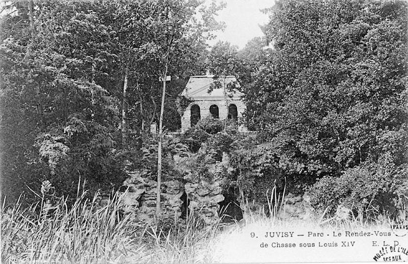 Le pavillon du rendez-vous de chasse dans le parc.