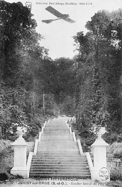 Escalier latéral du parc créé à l'occasion du lotissement du parc supérieur.